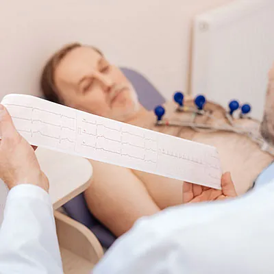 Patient bei der EKG Kontrolle