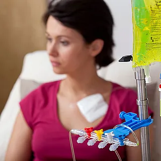 Frau bei Chemotherapie